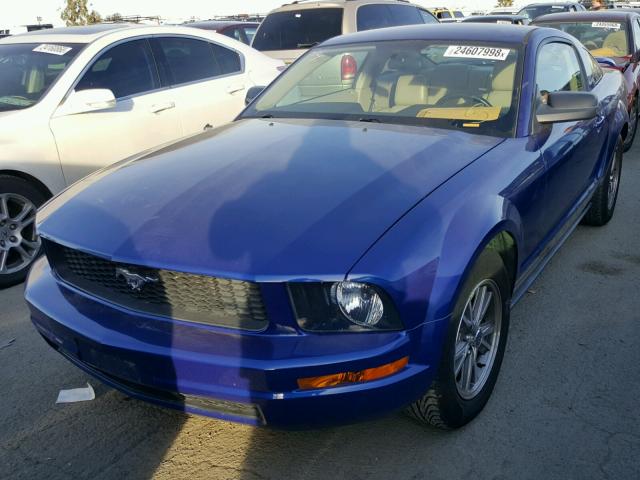 1ZVFT80NX55256603 - 2005 FORD MUSTANG BLUE photo 2