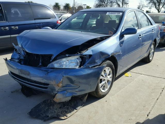 4T1BF30K74U572199 - 2004 TOYOTA CAMRY LE BLUE photo 2