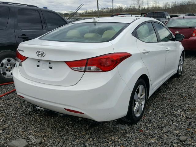 5NPDH4AE4DH298556 - 2013 HYUNDAI ELANTRA GL WHITE photo 4