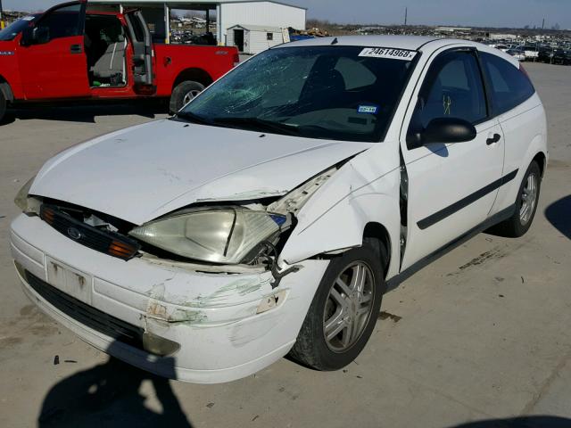 3FAFP31351R210682 - 2001 FORD FOCUS ZX3 WHITE photo 2