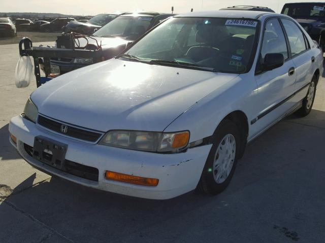 1HGCD5626TA063353 - 1996 HONDA ACCORD DX WHITE photo 2