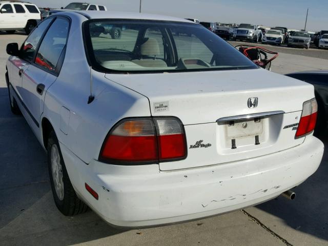 1HGCD5626TA063353 - 1996 HONDA ACCORD DX WHITE photo 3