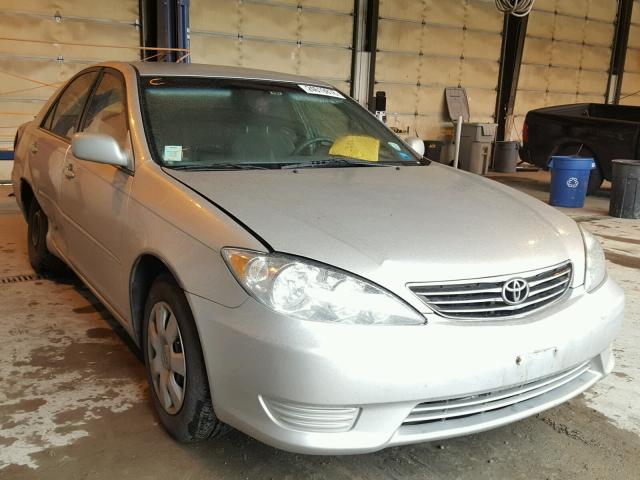 4T1BE32K05U075822 - 2005 TOYOTA CAMRY LE SILVER photo 1