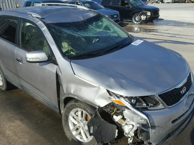 5XYKT3A63FG638590 - 2015 KIA SORENTO LX SILVER photo 9