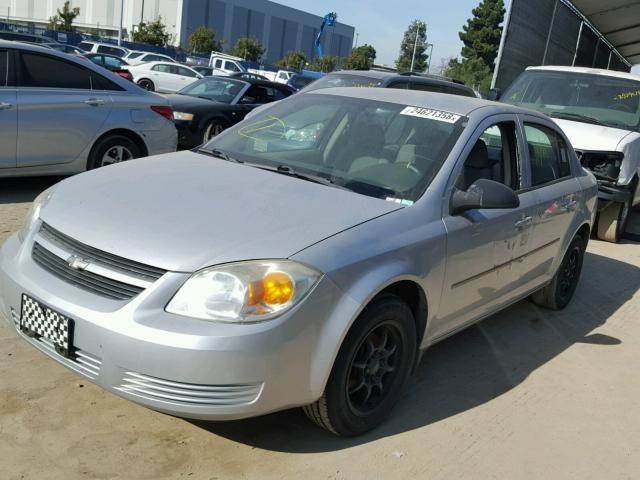 1G1AK52F957602822 - 2005 CHEVROLET COBALT SILVER photo 2