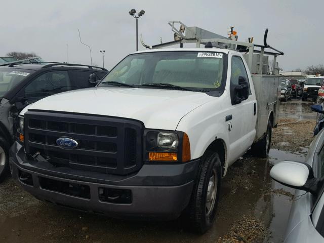 1FDSF30506EB36284 - 2006 FORD F350 SRW S WHITE photo 2