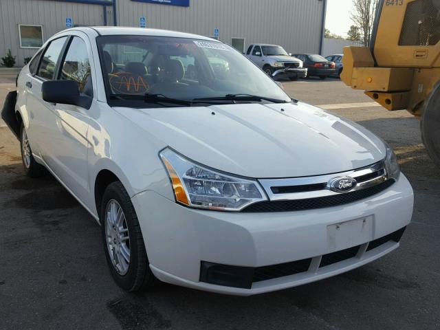 1FAHP3FN7AW292513 - 2010 FORD FOCUS SE WHITE photo 1