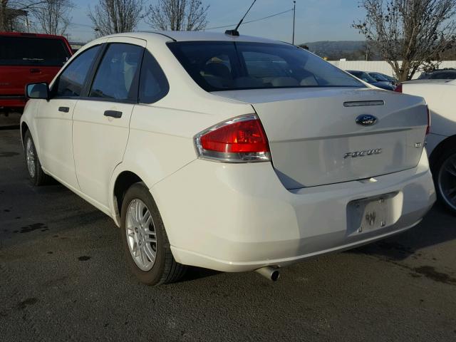 1FAHP3FN7AW292513 - 2010 FORD FOCUS SE WHITE photo 3