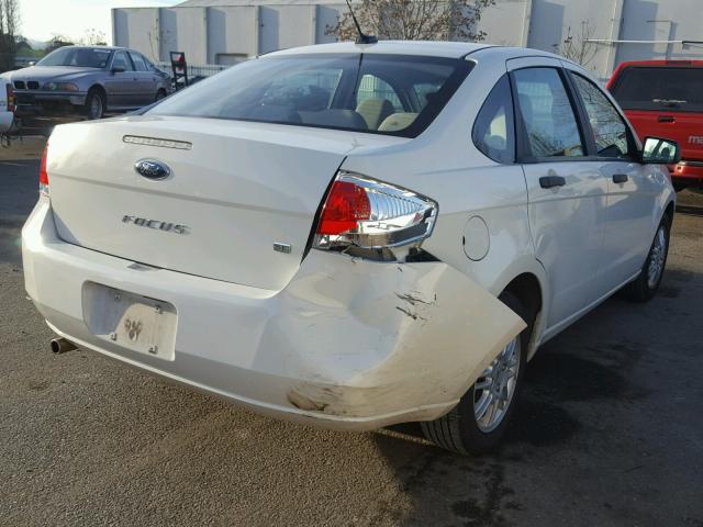 1FAHP3FN7AW292513 - 2010 FORD FOCUS SE WHITE photo 4