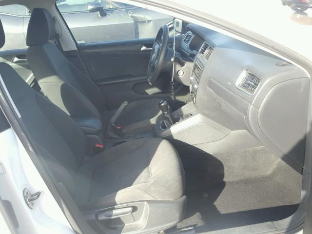 3VW1K7AJ9DM284727 - 2013 VOLKSWAGEN JETTA BASE 白色 照片 5