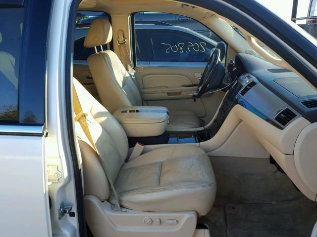 1GYFK668X7R231878 - 2007 CADILLAC ESCALADE E WHITE photo 5