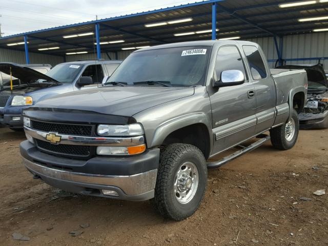 1GCHK29U62E235135 - 2002 CHEVROLET SILVERADO GRAY photo 2