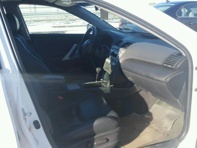 4T1BF3EK3BU719320 - 2011 TOYOTA CAMRY BASE WHITE photo 5