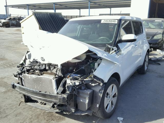 KNDJN2A2XG7278357 - 2016 KIA SOUL WHITE photo 2