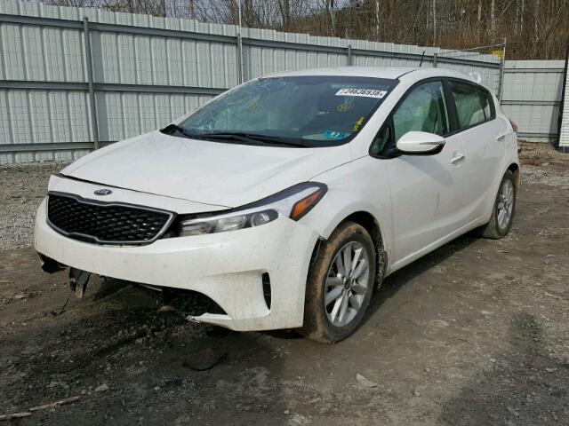 KNAFK5A85H5714966 - 2017 KIA FORTE LX WHITE photo 2