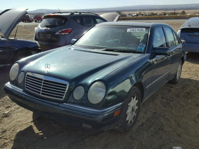 WDBJF65F9WA453876 - 1998 MERCEDES-BENZ E 320 GREEN photo 2