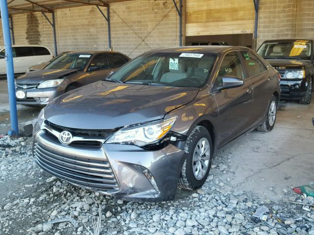 4T1BF1FK7HU385370 - 2017 TOYOTA CAMRY LE SILVER photo 2