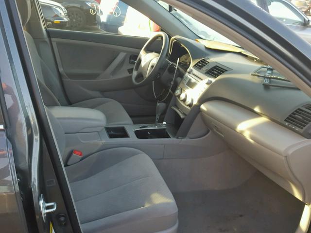4T1BE46K69U277909 - 2009 TOYOTA CAMRY BASE GRAY photo 5