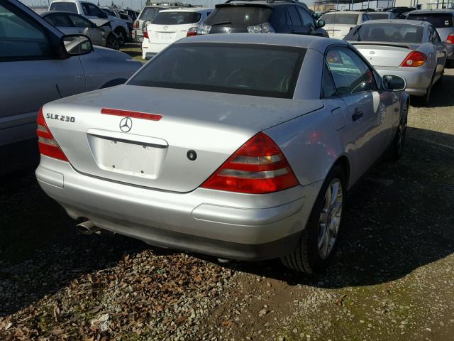 WDBKK47F0XF123128 - 1999 MERCEDES-BENZ SLK 230 KO SILVER photo 4