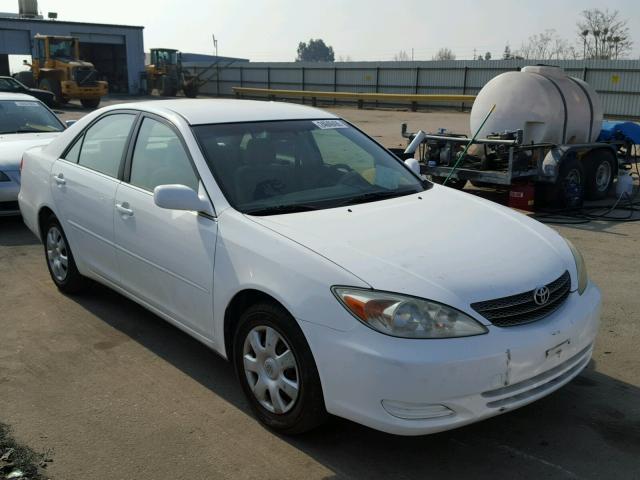 JTDBE32K520033895 - 2002 TOYOTA CAMRY LE WHITE photo 1