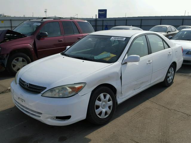 JTDBE32K520033895 - 2002 TOYOTA CAMRY LE WHITE photo 2