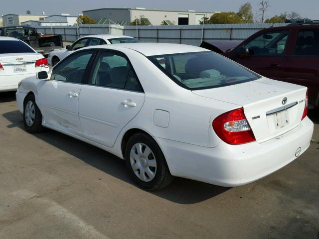 JTDBE32K520033895 - 2002 TOYOTA CAMRY LE WHITE photo 3