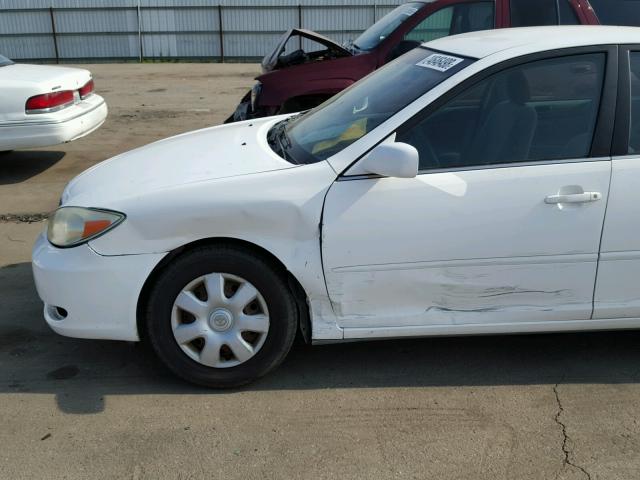 JTDBE32K520033895 - 2002 TOYOTA CAMRY LE WHITE photo 9