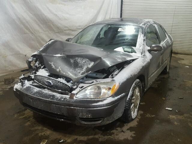 1FAFP56245A256080 - 2005 FORD TAURUS SEL GRAY photo 2