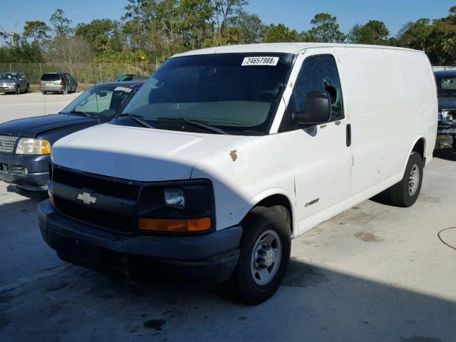 1GCGG25V251188855 - 2005 CHEVROLET EXPRESS G2 WHITE photo 2