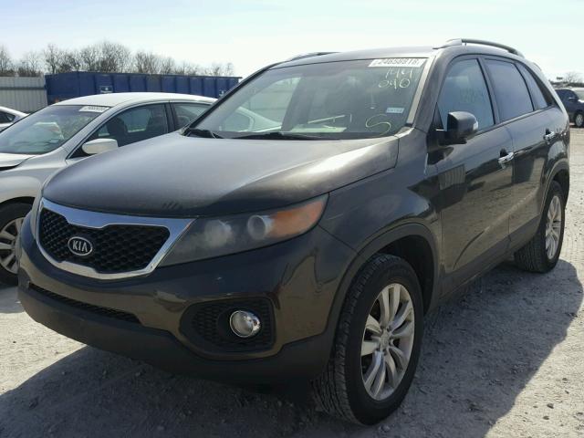 5XYKU4A19BG144090 - 2011 KIA SORENTO EX CHARCOAL photo 2