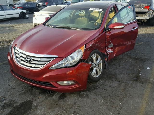 5NPEC4AC5DH698045 - 2013 HYUNDAI SONATA SE RED photo 2