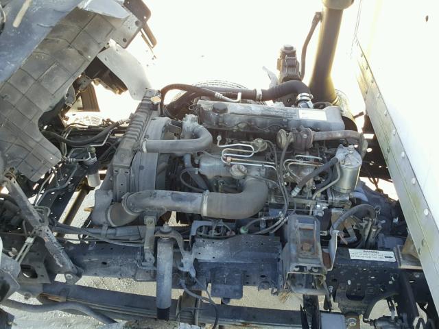 J8DC4B14847006252 - 2004 GMC W4500 W450 WHITE photo 7