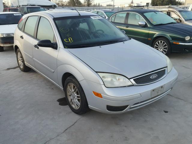 3FAFP37N45R152482 - 2005 FORD FOCUS ZX5 SILVER photo 1