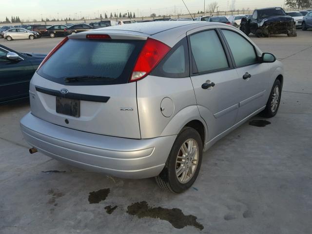 3FAFP37N45R152482 - 2005 FORD FOCUS ZX5 SILVER photo 4