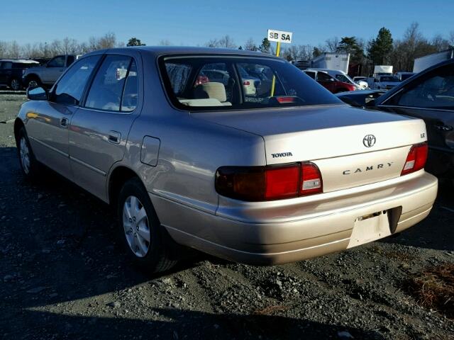 4T1BG12K6TU770852 - 1996 TOYOTA CAMRY DX GRAY photo 3