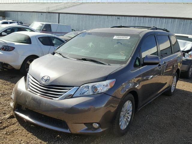 5TDYK3DC4CS250751 - 2012 TOYOTA SIENNA XLE CHARCOAL photo 2