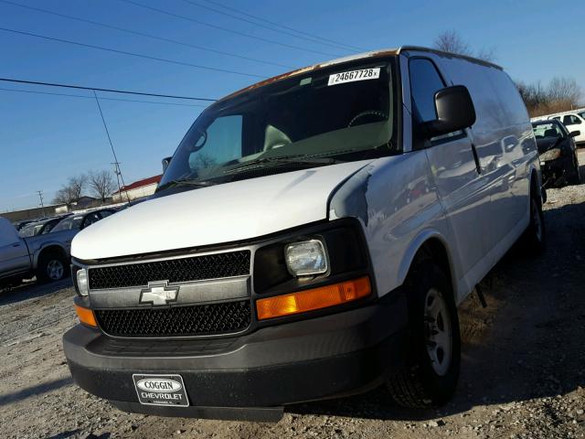 1GCFG15X761150742 - 2006 CHEVROLET EXPRESS G1 WHITE photo 2