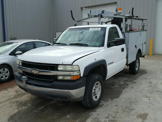 1GBHC24U52Z216397 - 2002 CHEVROLET SILVERADO WHITE photo 2