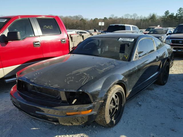 1ZVFT80N265158263 - 2006 FORD MUSTANG BLACK photo 2