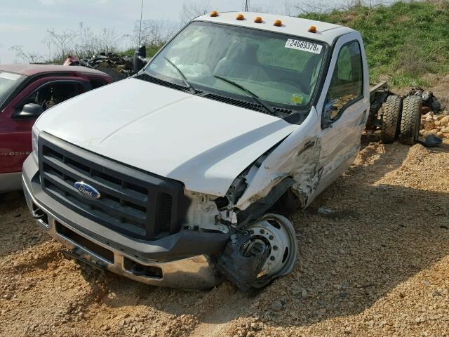 1FDAF57P37EA62133 - 2007 FORD F550 SUPER WHITE photo 2