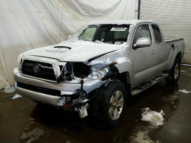 5TEUU42N75Z100660 - 2005 TOYOTA TACOMA ACC SILVER photo 2