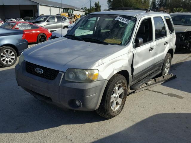 1FMYU93175DA18572 - 2005 FORD ESCAPE XLT SILVER photo 2