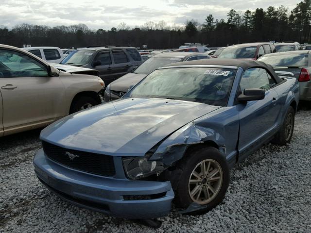 1ZVFT84N355258655 - 2005 FORD MUSTANG BLUE photo 2