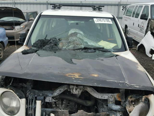 1J8FF28W87D371979 - 2007 JEEP PATRIOT SP WHITE photo 9