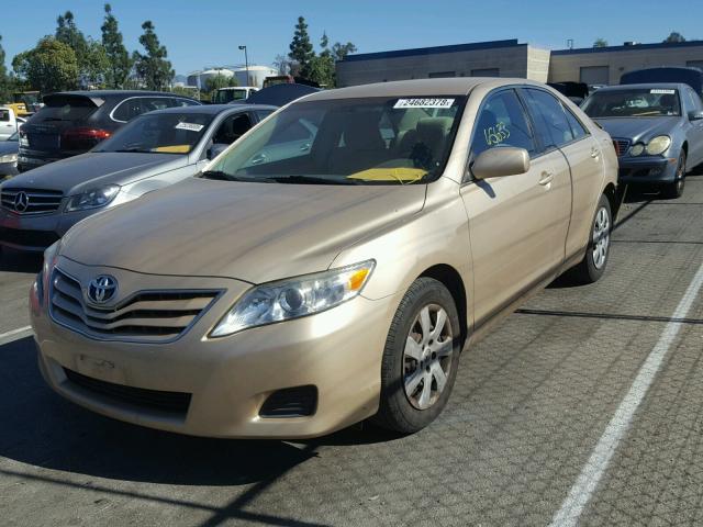 4T1BF3EK5BU759916 - 2011 TOYOTA CAMRY BASE GOLD photo 2