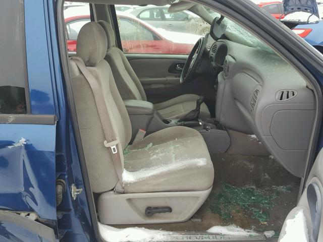 1GNDT13S652102398 - 2005 CHEVROLET TRAILBLAZE BLUE photo 5