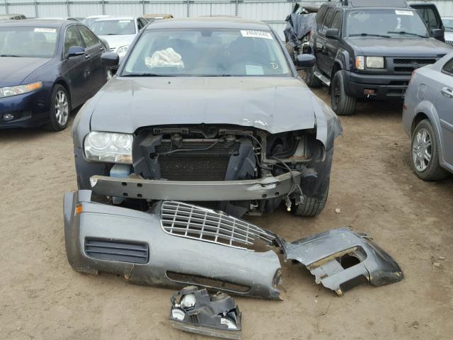 2C3KA43R98H122374 - 2008 CHRYSLER 300 LX GRAY photo 9