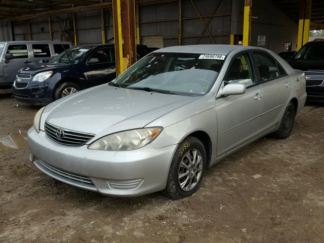 JTDBE30K063041121 - 2006 TOYOTA CAMRY LE SILVER photo 2