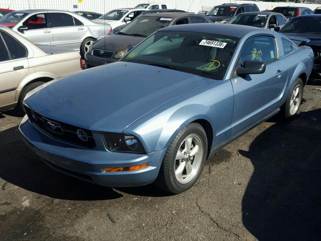 1ZVHT80N675271112 - 2007 FORD MUSTANG BLUE photo 2