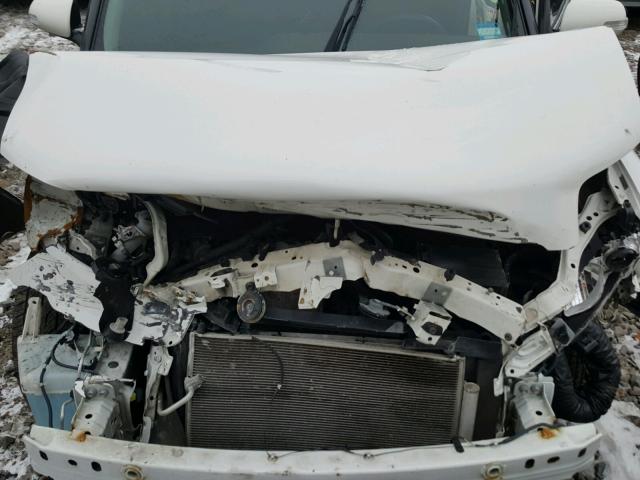 JTLKE50E781052285 - 2008 TOYOTA SCION XB WHITE photo 7